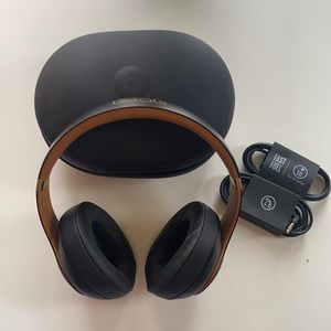 Beats Wireless Studio 3 Headphones, black and gold